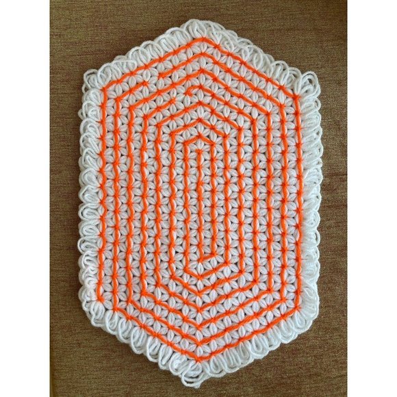 Unique 1970s Handmade Crochet Daisy Floral Pattern White and Orange Place Mats - Picture 3 of 5